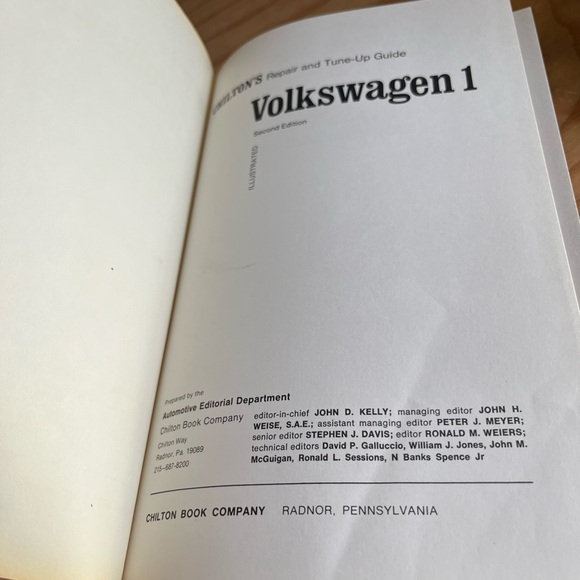 Volkswagen Repair Manual in Pink and Green - Picture 4 of 4